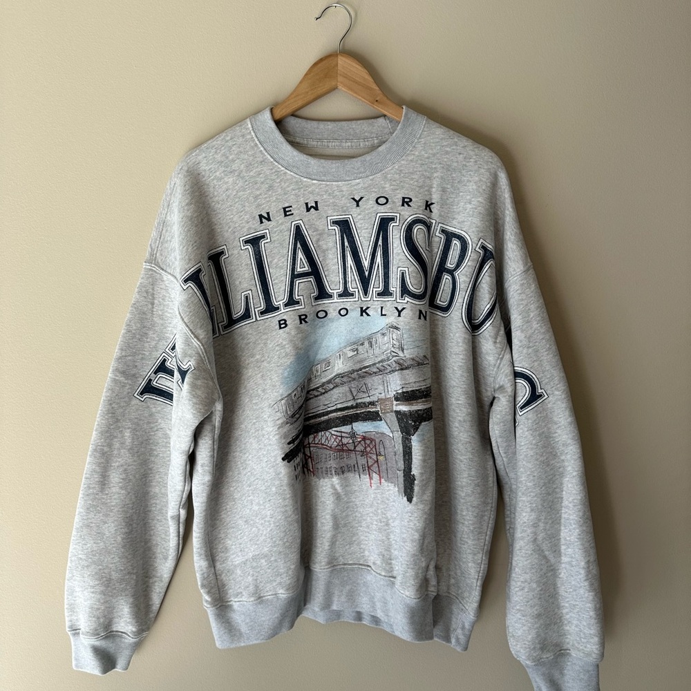 NWT Abercrombie Williamsburg Graphic Crew Sweatshirt Soft AF Size Medium